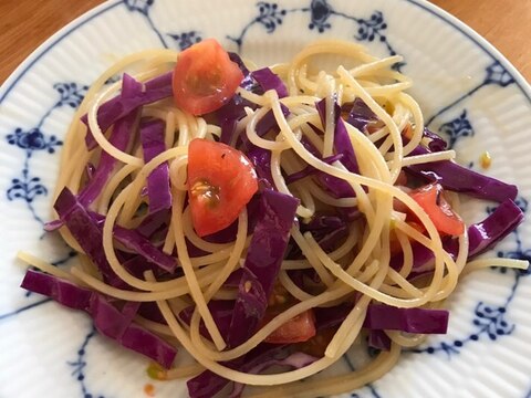 紫キャベツとミニトマトのパスタ